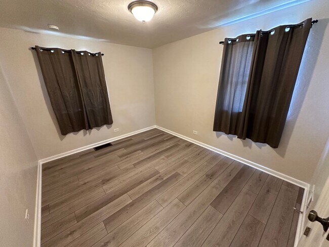 Foto del edificio - Recently updated 2-bedroom, 1-bath unit in a well-maintained Englewood fourplex w/ a shared yard!...
