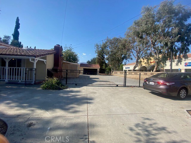 Primary Photo - 619 W Gladstone St