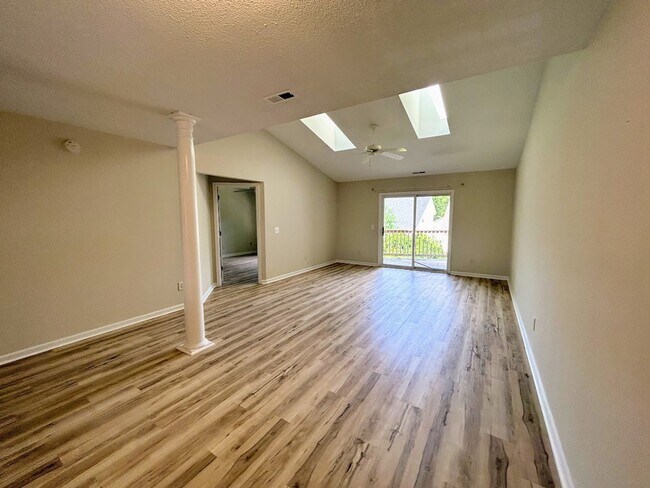 Foto del edificio - 2BR Condo in Holton Place – Pool, Porch, a...