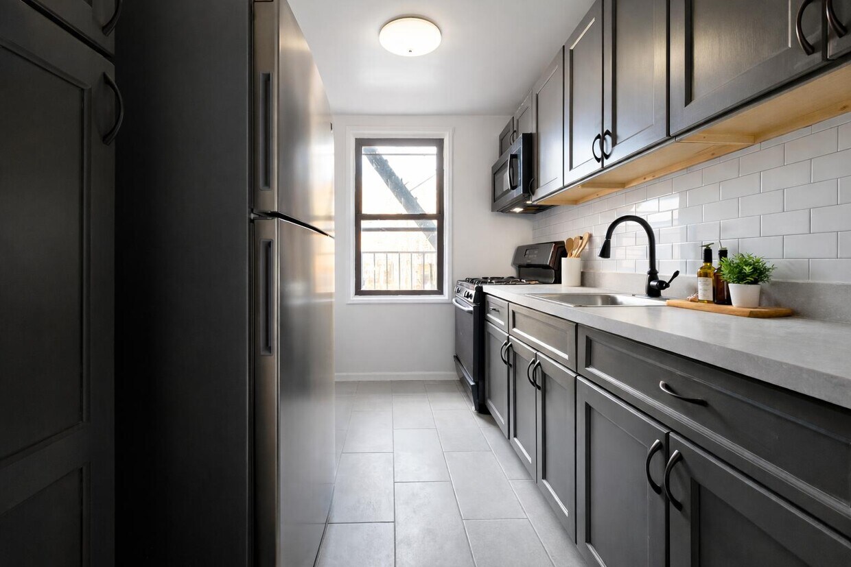 Foto del edificio - 525-527 Riverdale Avenue