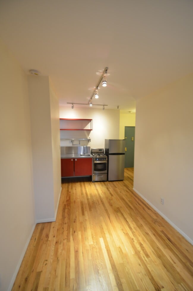 Building Photo - 662 4th Ave