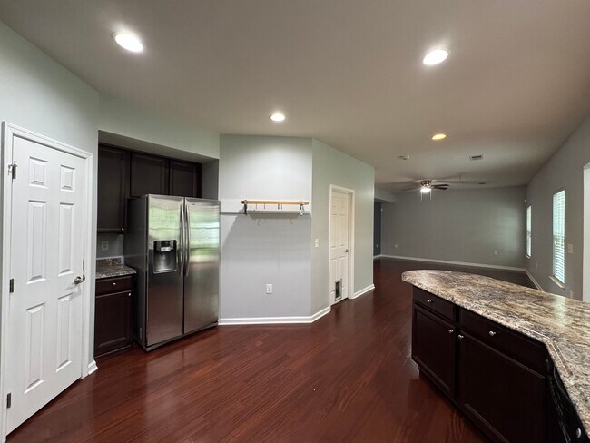 Foto del edificio - 624 Leonard Ln