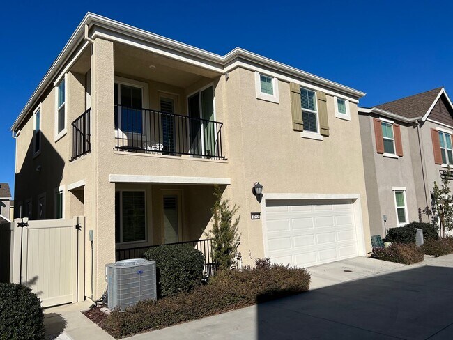 Foto del edificio - Stunning Former Model Home in Prime Rosevi...