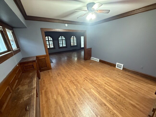 Foto del edificio - ? Updated 4BR/2BA Single-Family Home — Garage Parking, Water & Lawn Care Included ?