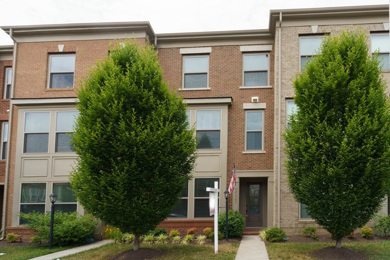 Foto principal - 3 bedroom 3 bath townhouse in Brambleton