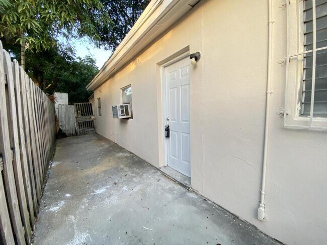 Building Photo - 645 NE 135th St #B