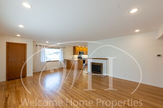 Foto del edificio - Spacious 5 Bedroom Home with Fenced Yard & Covered Parking