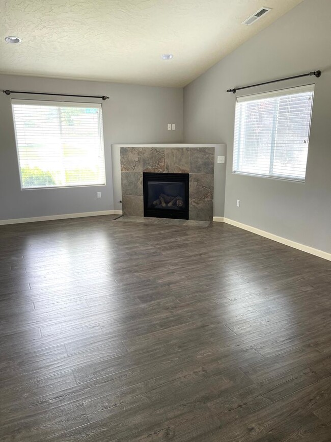 Building Photo - Beautiful Three Bedroom Two Bath in Kennewick