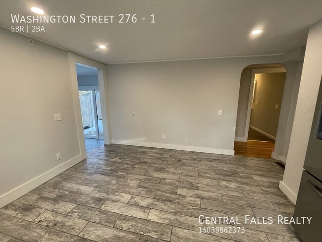 Building Photo - 4+ Bedroom Townhouse Walking Distance to D...