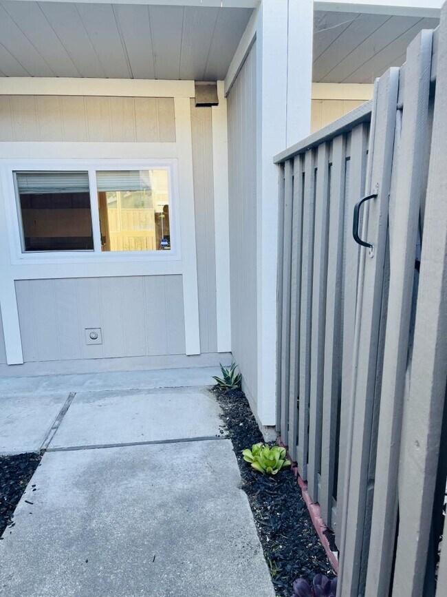 Building Photo - 648 Pegasus Ln