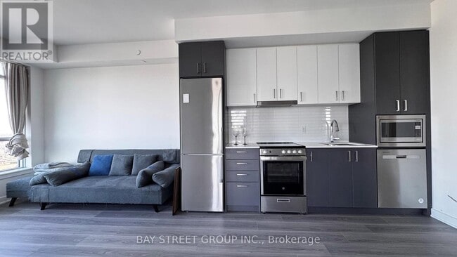 Photo du bâtiment - 50 Upper Mall Wy