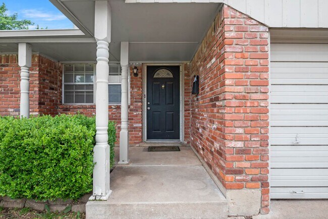 Building Photo - Beautiful 3 Bed 2 Bath home in the Heart o...
