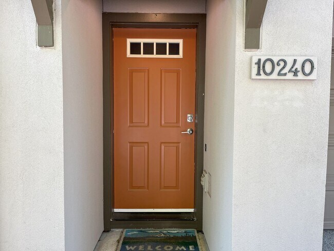 Foto del edificio - Bright & Airy 2-Bedroom Townhome with Vaul...
