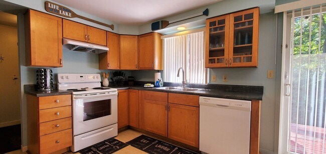 Foto del edificio - Charming 3-Bedroom, 1.5-Bathroom Fully Fur...