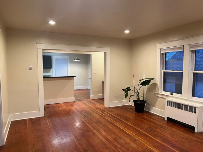 Foto del edificio - Available Immediately! Upgraded 2BR/1BA in...