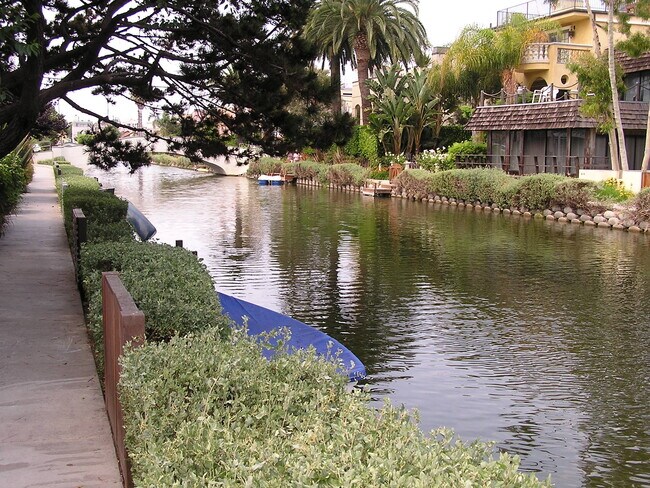 Building Photo - 420 Sherman Canal