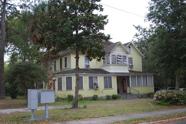 Building Photo - 531 SE 2nd Pl
