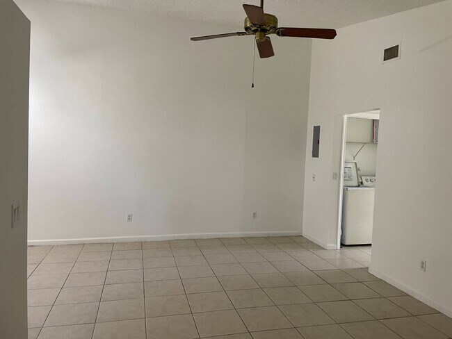 Building Photo - 6065 Loree St