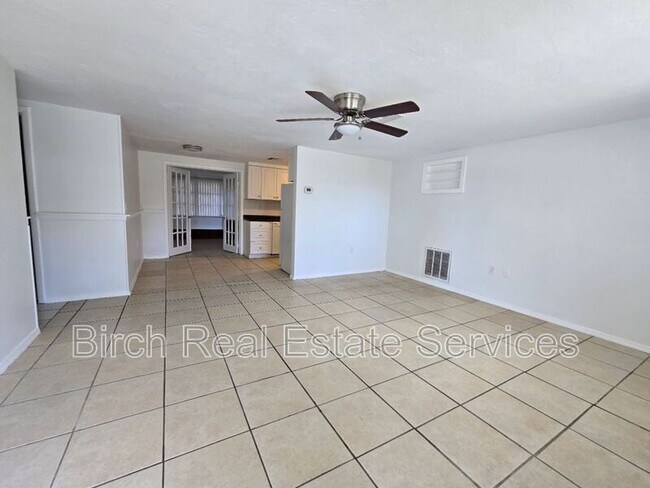 Foto del edificio - 4352 Shoreline Dr