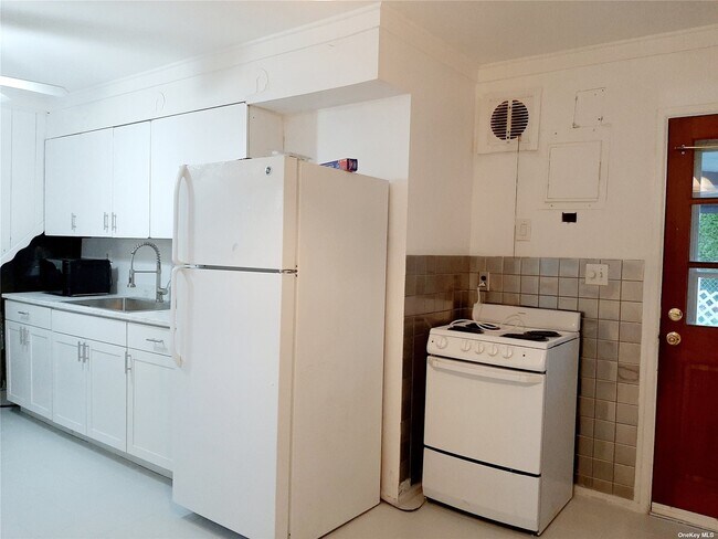 Building Photo - 518 Gardiners Ave