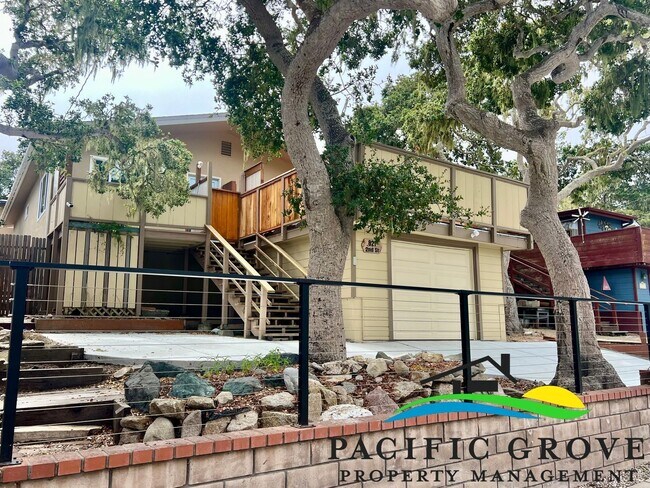 Foto del edificio - Lovely Furnished 3 bedroom home in Pacific Grove coming soon!
