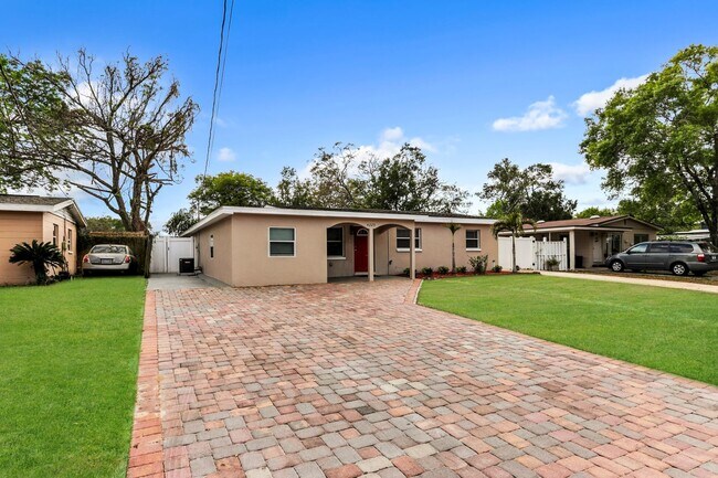 Building Photo - 4225 N Sandalwood Cir