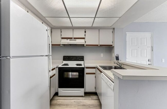 Photo - ONE BEDROOM ONE BATHROOM!! WATERFRONT COMMUNITY Apartment