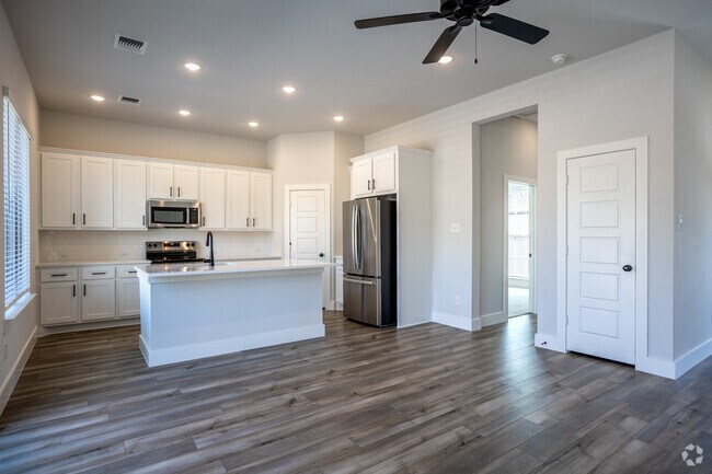 1 habitación, 1 baño - 746 pies cuadrados - Sala de estar/cocina - Canopy Homes at Woodcreek