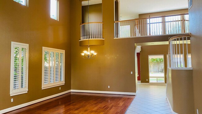 Foto del edificio - Gorgeous Serrano Area 4 bedroom 3 bath mea...