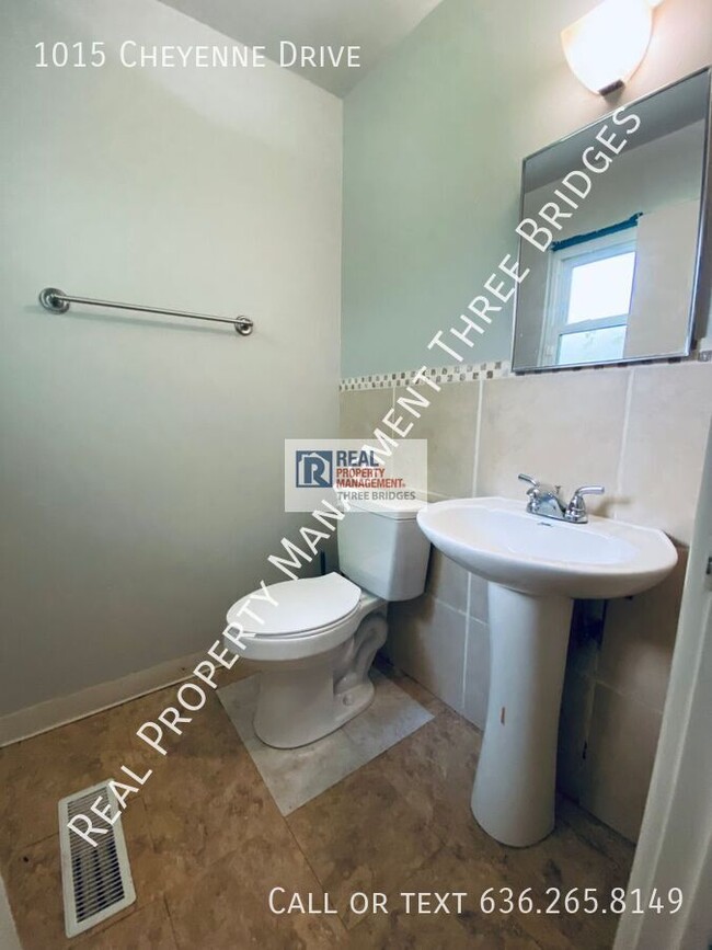 Building Photo - 1015 Cheyenne Dr