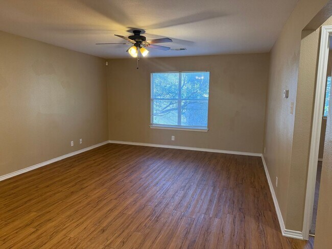 Foto del edificio - Spacious Apartment for Rent in Universal City