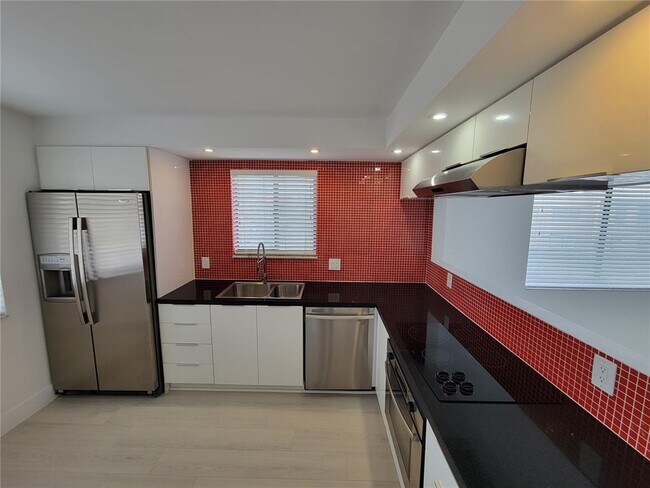 Foto del edificio - 330 Racquet Club Rd