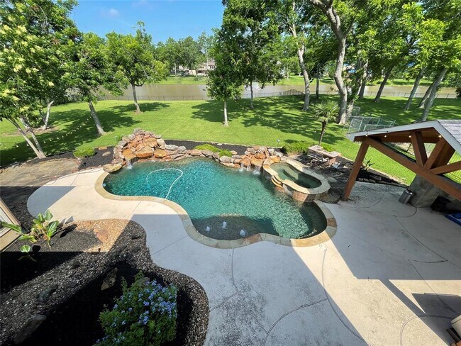 Foto del edificio - 35 Old Woods Passage