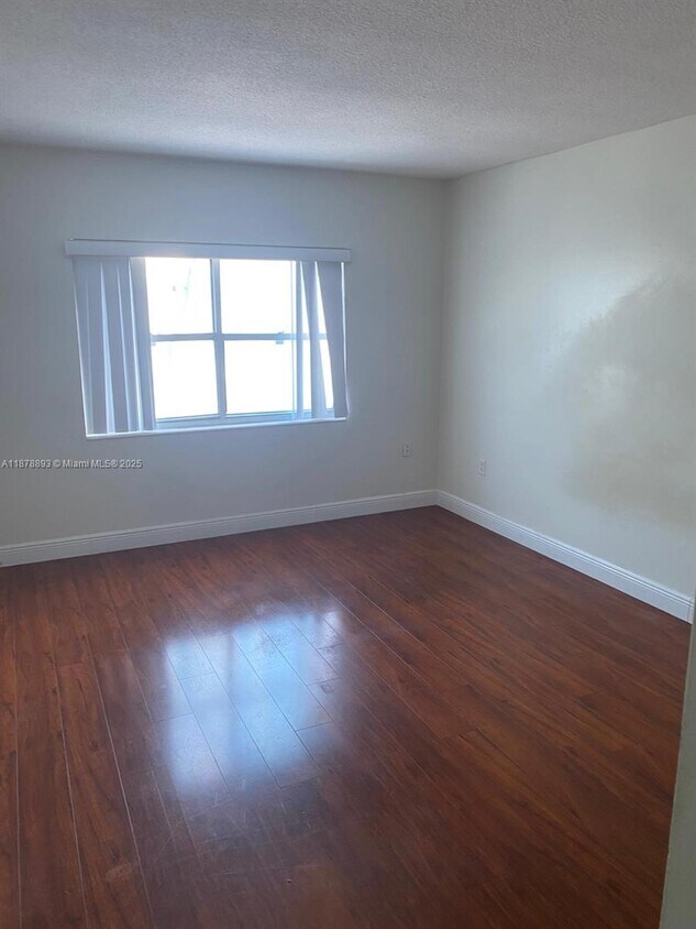 Building Photo - 400 Kings Point Dr