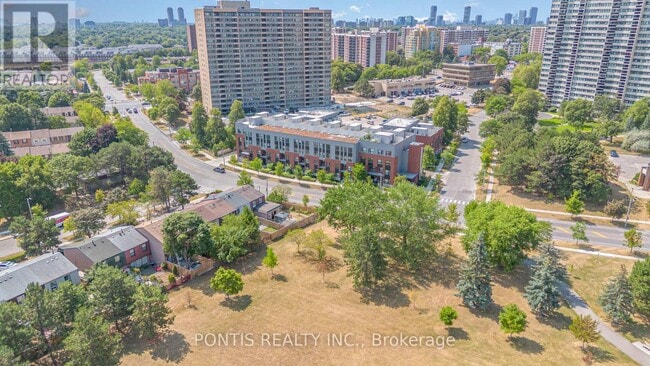 Photo du bâtiment - 2100-2100 Bridletowne Cir