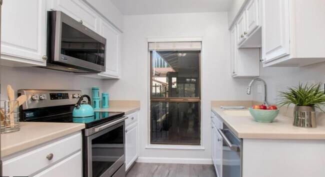 Building Photo - 1636 Branham Ln