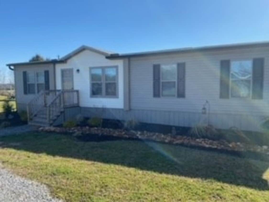 Primary Photo - Greenback 37742 - Lovely 3 bedroom, 2 bath...
