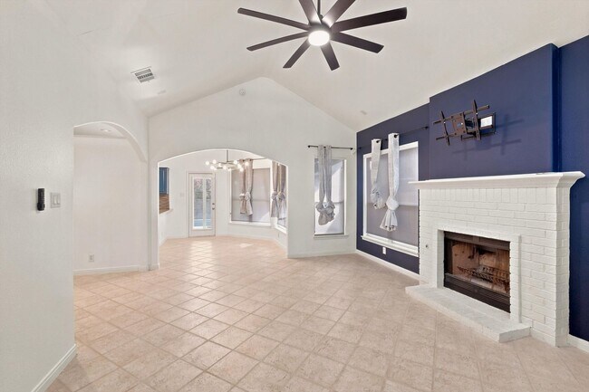 Foto del edificio - Your Backyard Oasis—Pool & Lawn Service Included