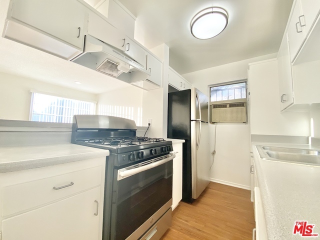 Building Photo - 630 N Manhattan Pl