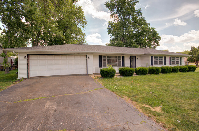 Building Photo - 2445 Plainfield Rd