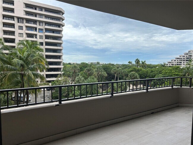 Foto del edificio - 251 Crandon Blvd