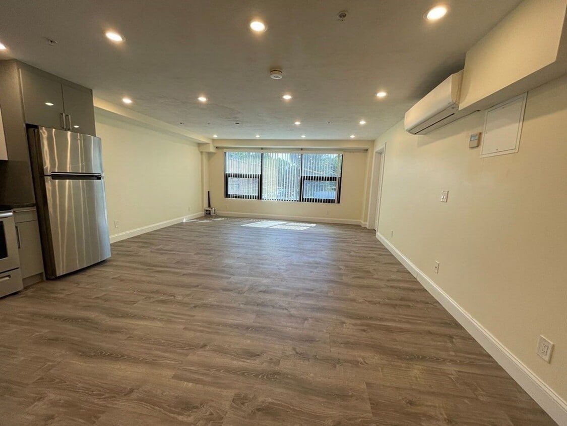 Building Photo - Top-notch and unique apartment