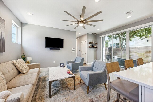 Building Photo - Large New Build on the East Side - 4/3.5 a...