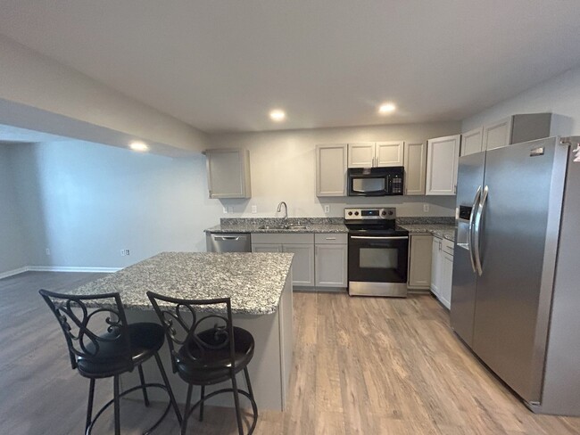 Building Photo - Sublease 6/1/25- 10/31/25