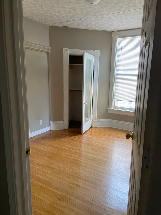 Dormitorio - 523 E 5th St