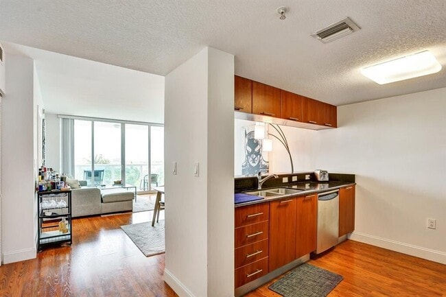 Photo - 1800 N Bayshore Dr Apartment