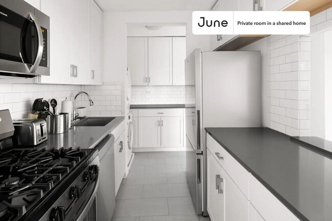 Building Photo - Spacious ROOM at The Heritage House