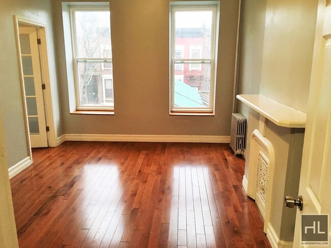 Building Photo - LARGE AND BRIGHT  1 BEDROOM  W/ OFFICE SPA...