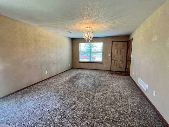 Building Photo - Stunning townhome in Pleasant Hill