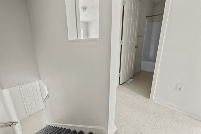 Building Photo - Charming Two Bedroom Townhome in South Louisville, Family-Friendly Neighborhood!